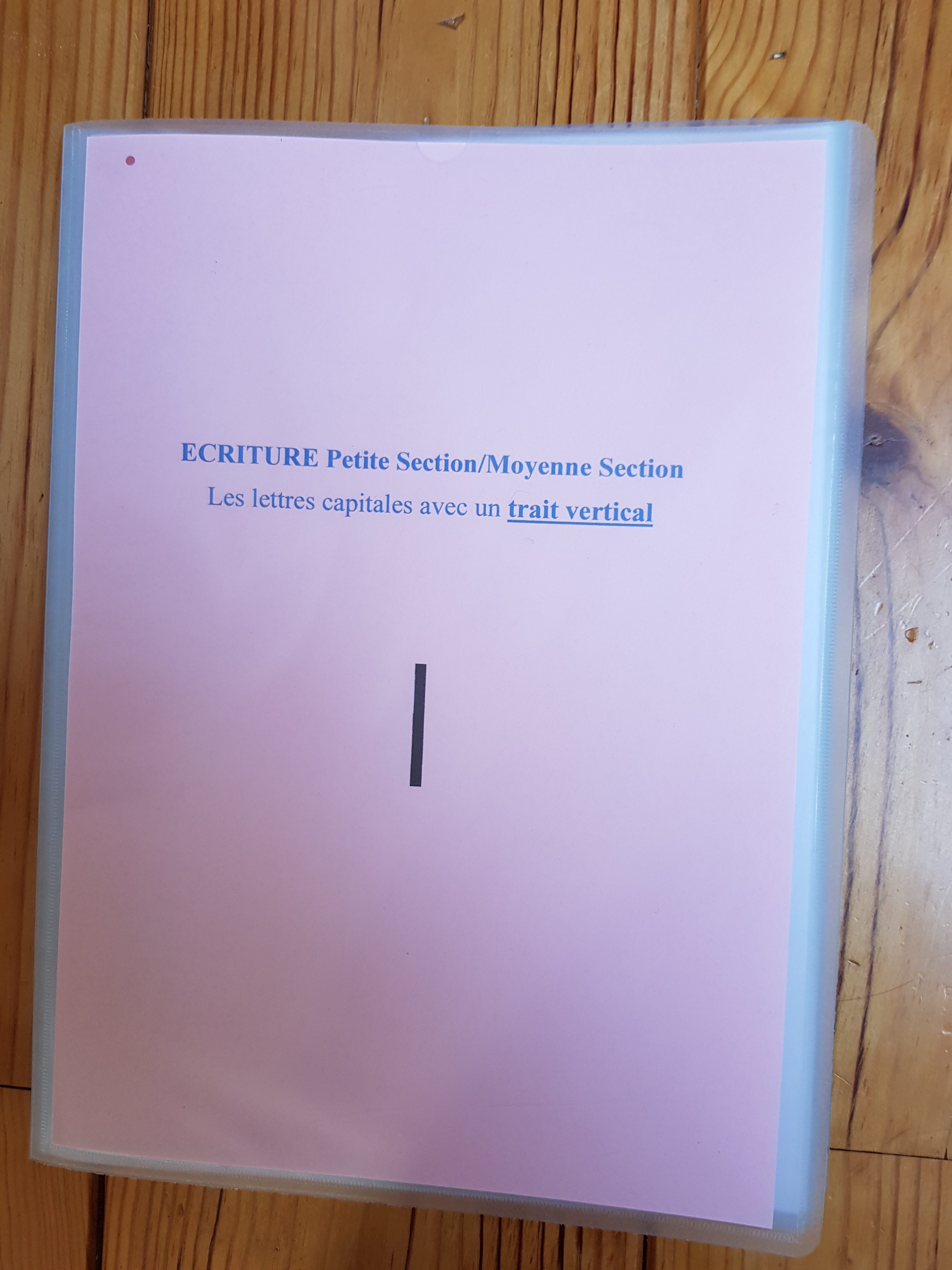 Fichier autonome Lettres capitales avec trait vertical