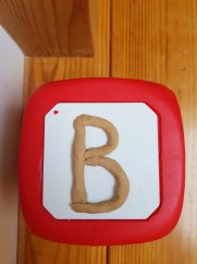 Cube lettres à toucher avec trait vertical